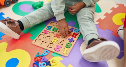 Enfant jouant avec des chiffres. Image pour acceuil pour enfants.