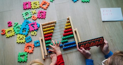 Enfants jouant avec des chiffres. Données de base.